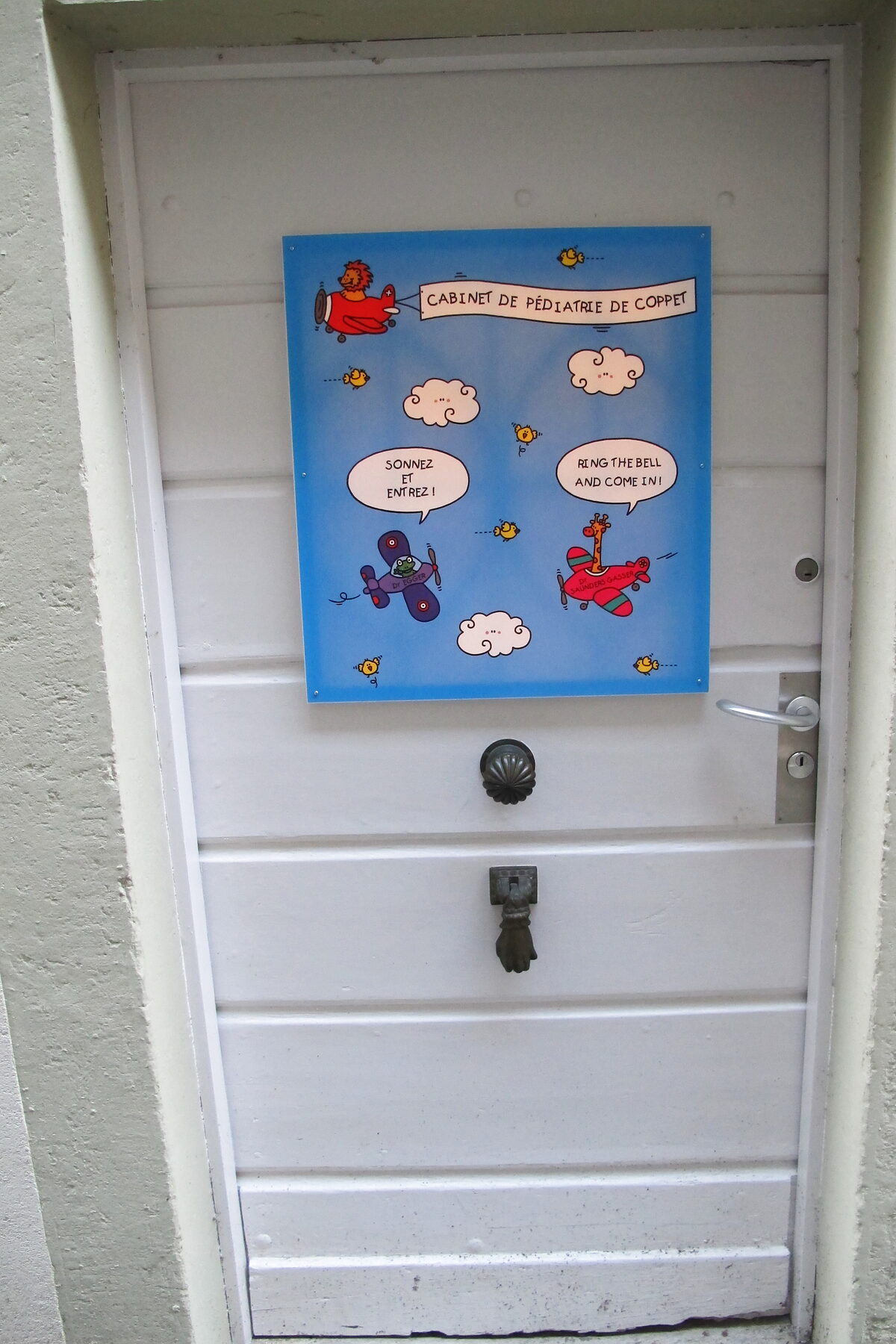 La porte d’entrée du cabinet avec son panneau illustré