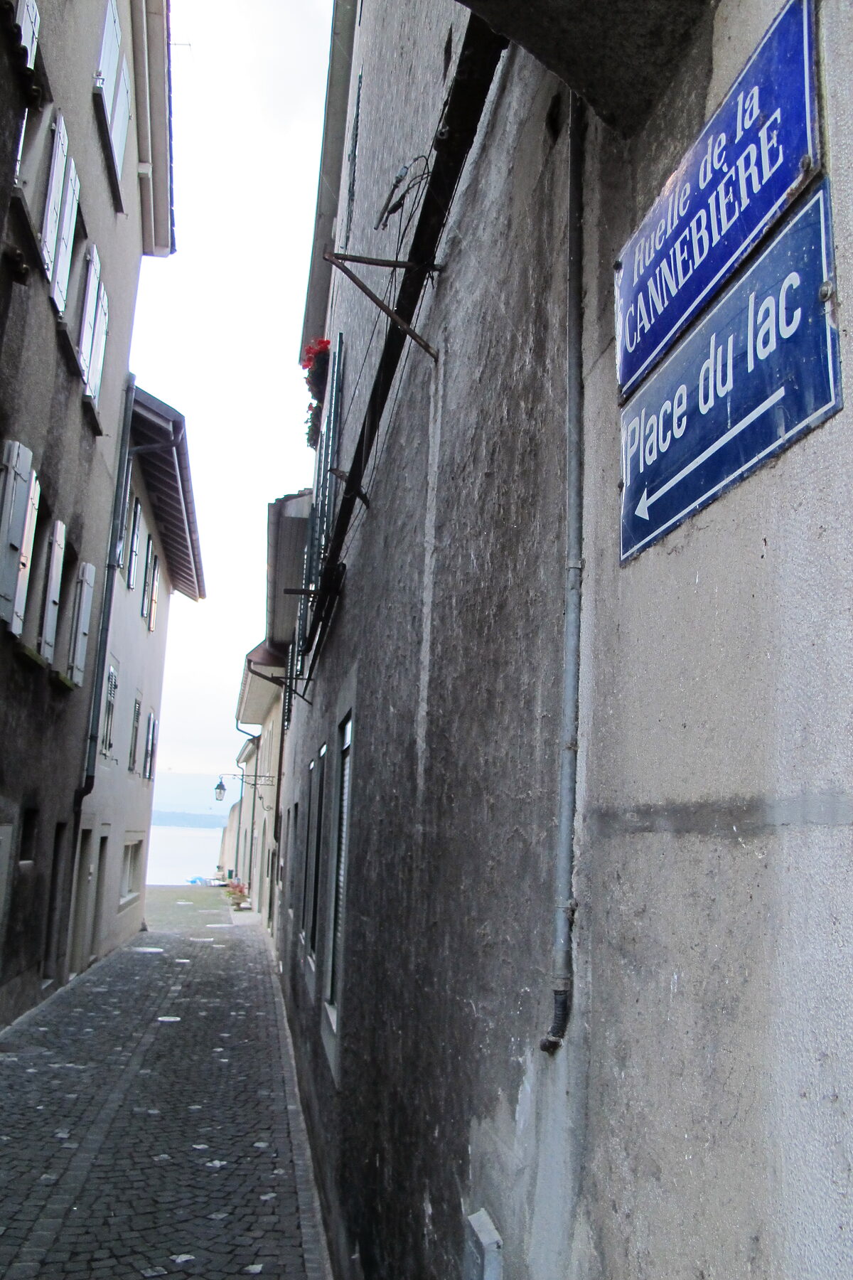 La ruelle de la Cannebière, vue depuis la Grand-Rue, avec les plaques de rue