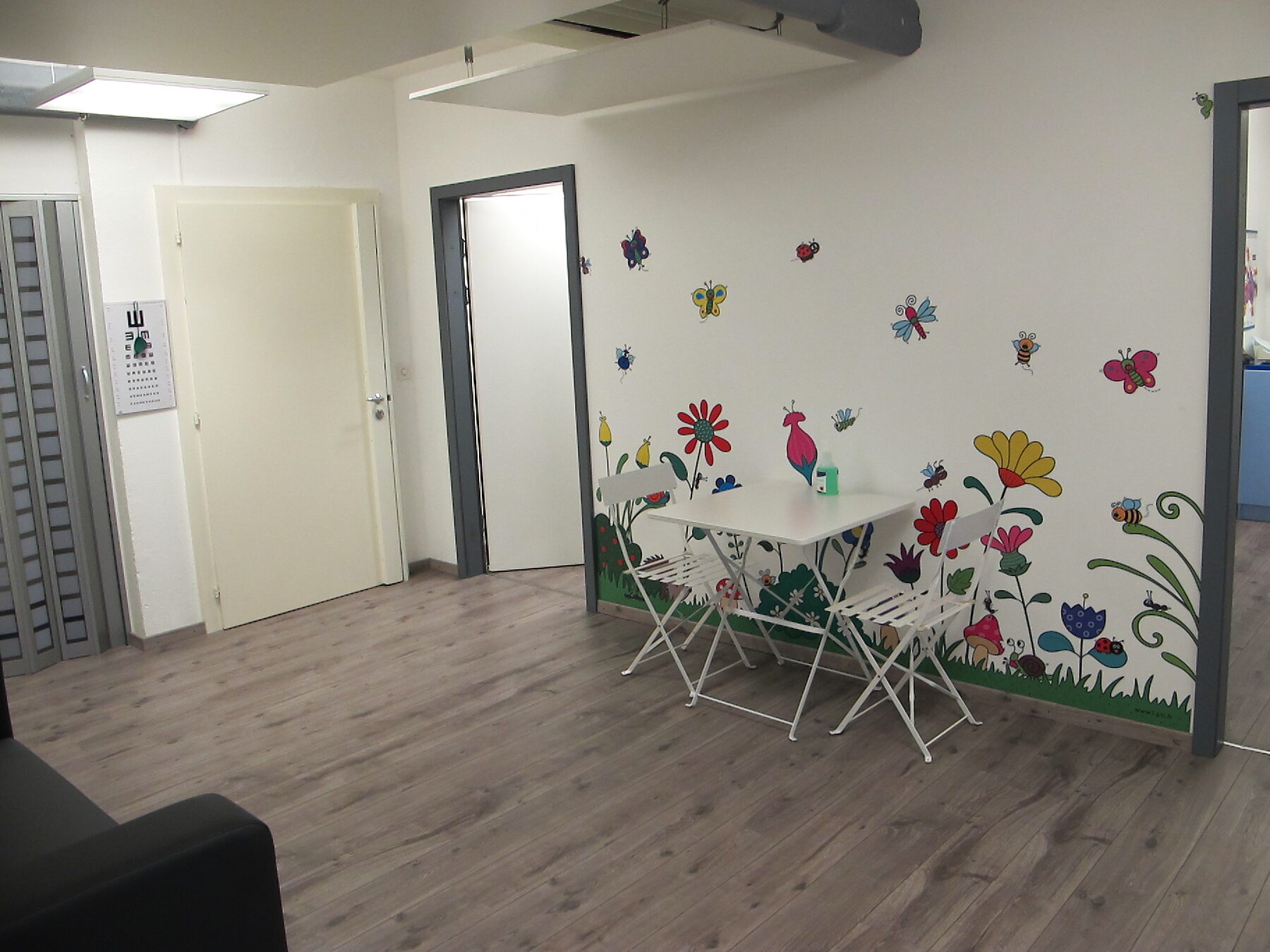 Le hall d’accueil, avec sa fresque de fleurs et de papillons et sa petite table d’enfants