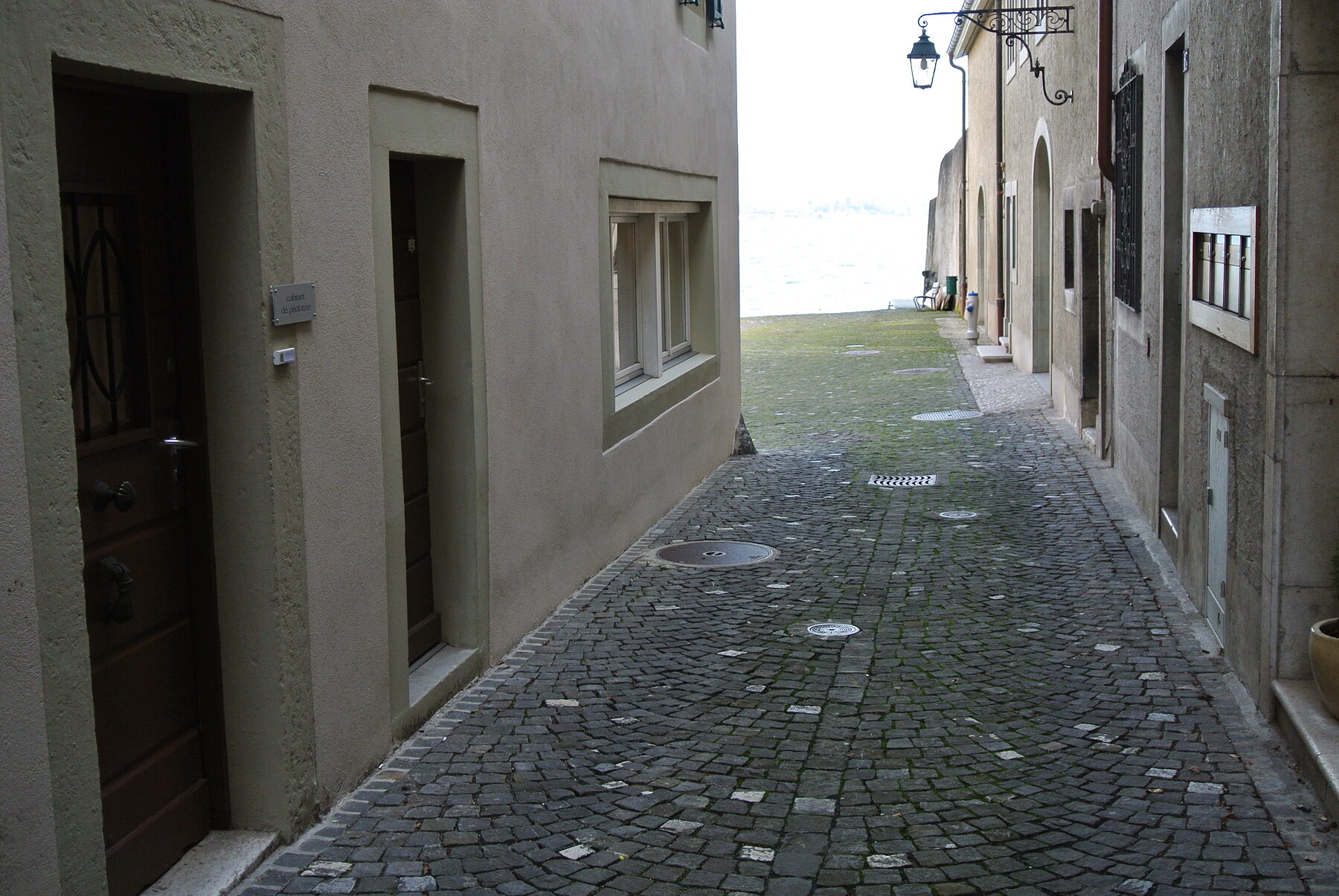La ruelle pavée qui mène au cabinet